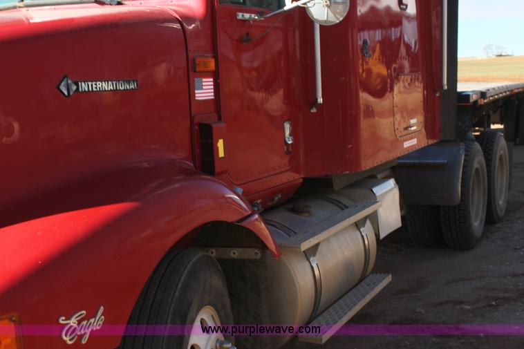 image for item AJ9496 1995 International 9200 semi truck