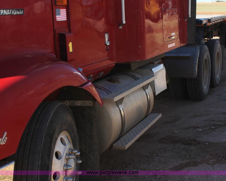 image for item AJ9496 1995 International 9200 semi truck