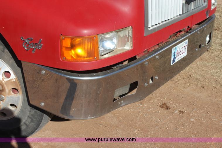 image for item AJ9496 1995 International 9200 semi truck