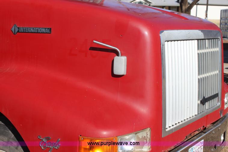 image for item AJ9496 1995 International 9200 semi truck