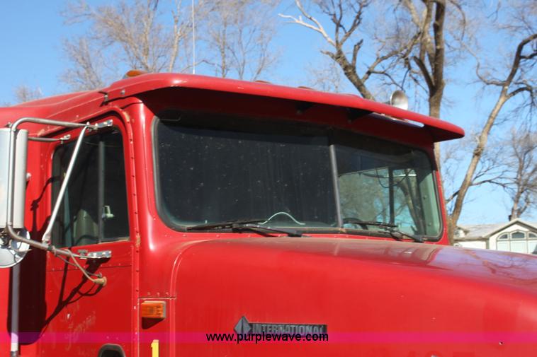 image for item AJ9496 1995 International 9200 semi truck