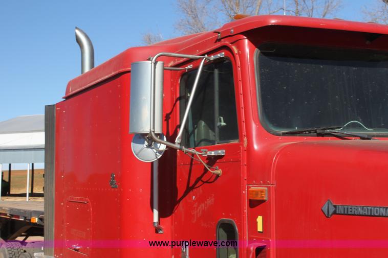 image for item AJ9496 1995 International 9200 semi truck