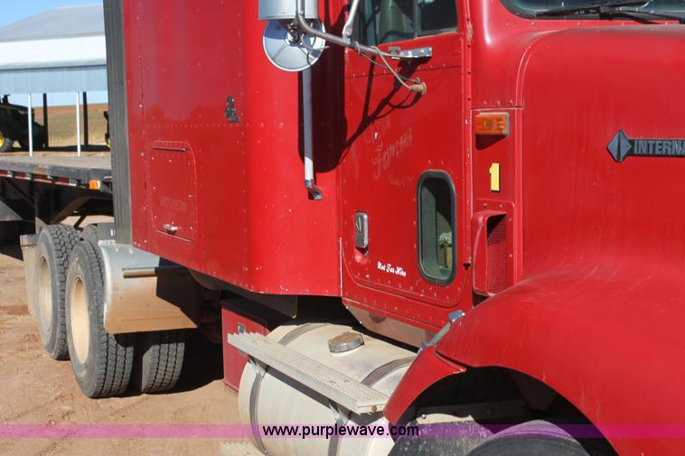 image for item AJ9496 1995 International 9200 semi truck