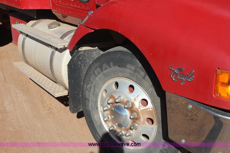 image for item AJ9496 1995 International 9200 semi truck