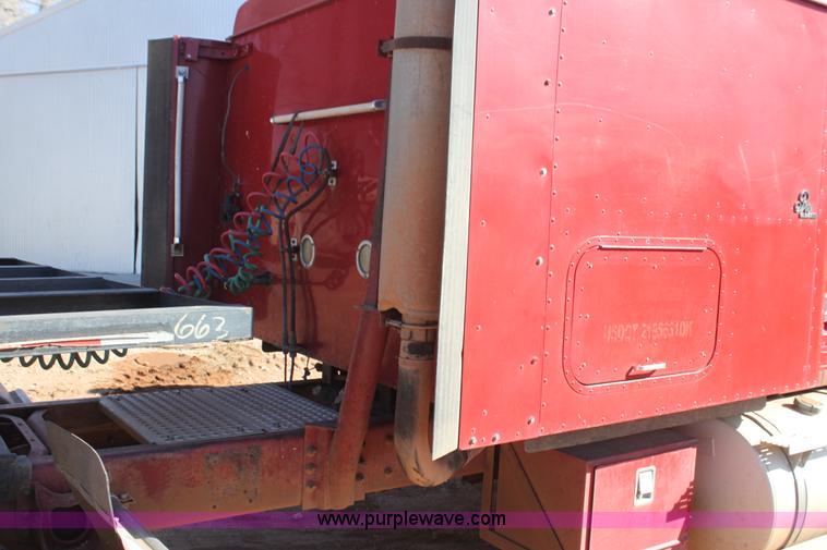 image for item AJ9496 1995 International 9200 semi truck