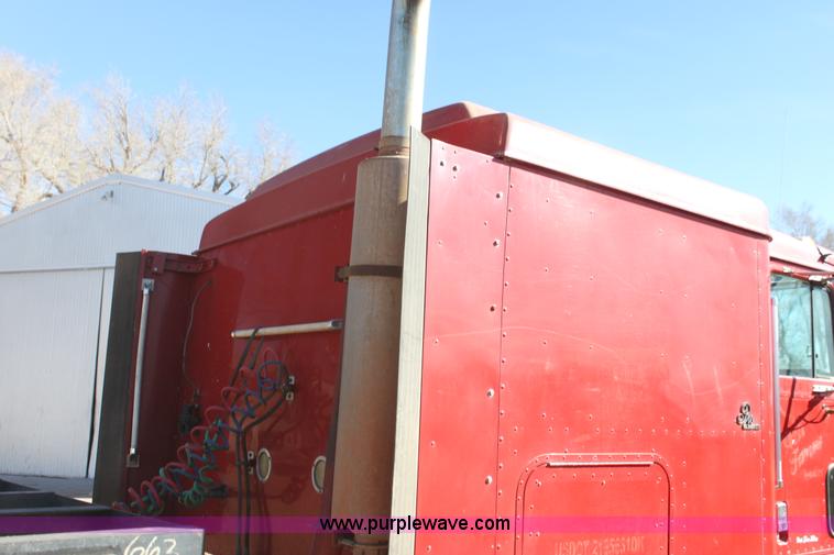 image for item AJ9496 1995 International 9200 semi truck