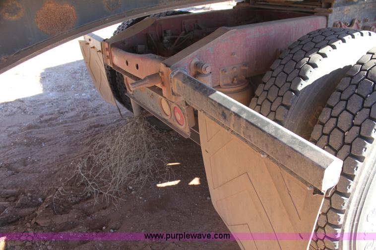 image for item AJ9496 1995 International 9200 semi truck