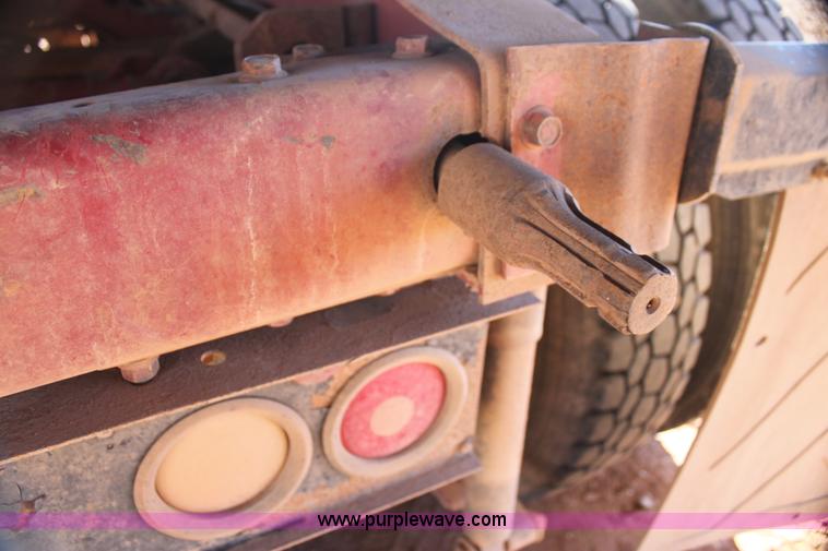 image for item AJ9496 1995 International 9200 semi truck