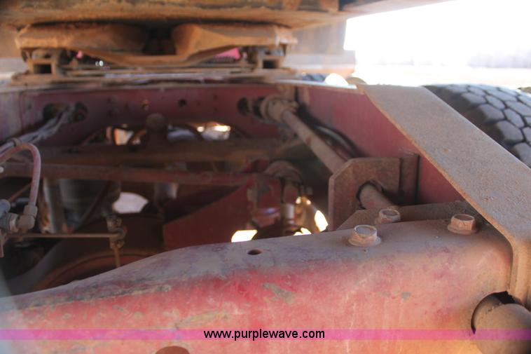 image for item AJ9496 1995 International 9200 semi truck