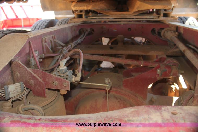 image for item AJ9496 1995 International 9200 semi truck