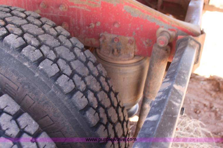 image for item AJ9496 1995 International 9200 semi truck