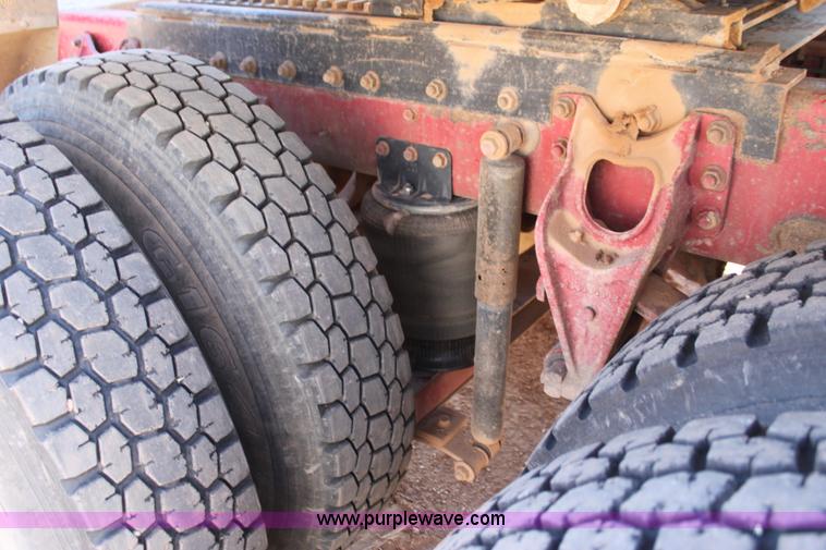 image for item AJ9496 1995 International 9200 semi truck