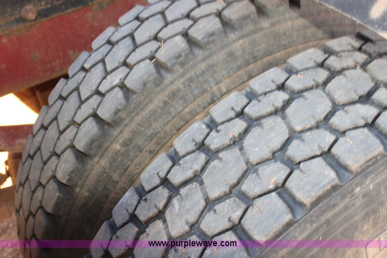 image for item AJ9496 1995 International 9200 semi truck