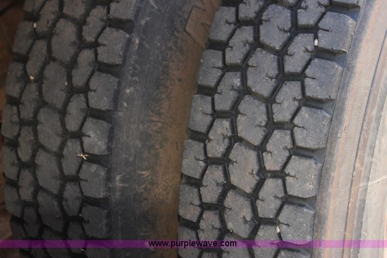 image for item AJ9496 1995 International 9200 semi truck