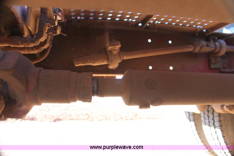 image for item AJ9496 1995 International 9200 semi truck