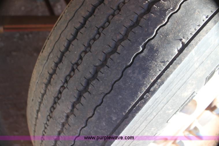 image for item AJ9496 1995 International 9200 semi truck