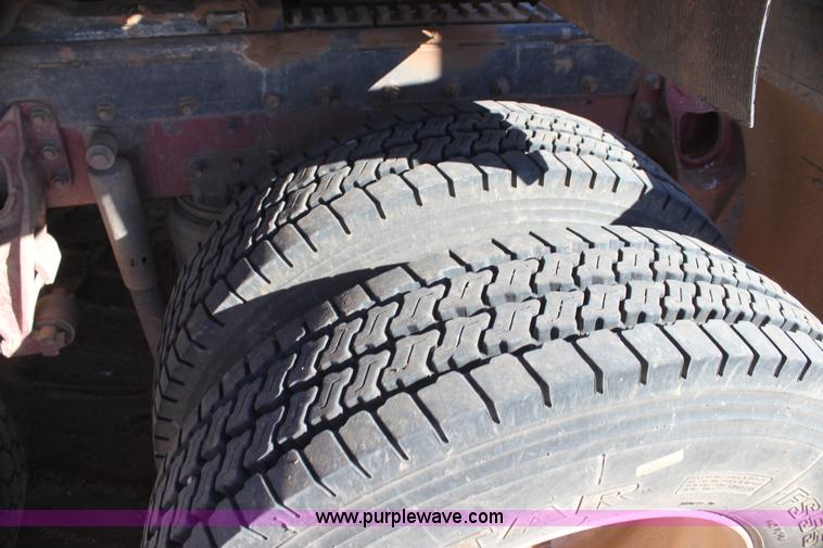 image for item AJ9496 1995 International 9200 semi truck