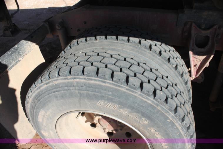 image for item AJ9496 1995 International 9200 semi truck