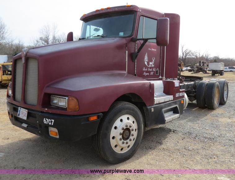 image for item B4866 1992 Kenworth T600 semi truck