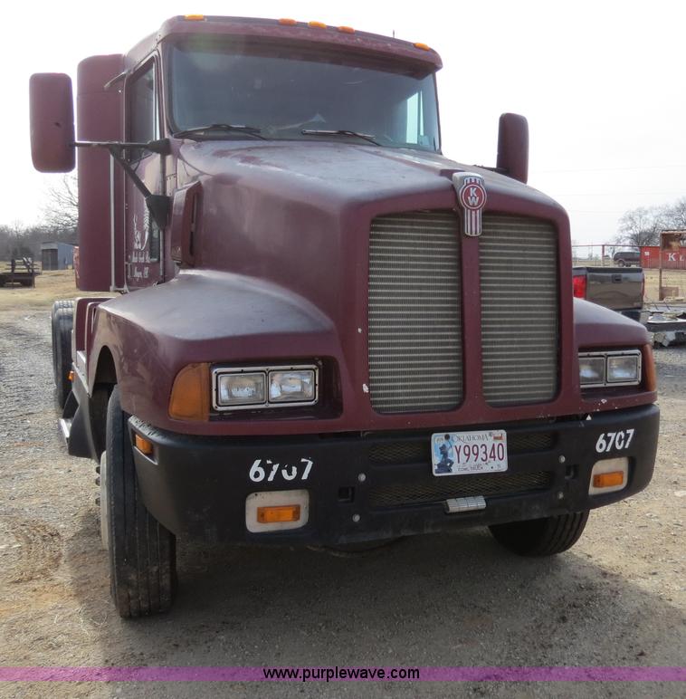 image for item B4866 1992 Kenworth T600 semi truck