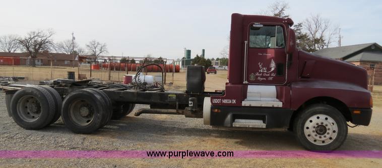 image for item B4866 1992 Kenworth T600 semi truck