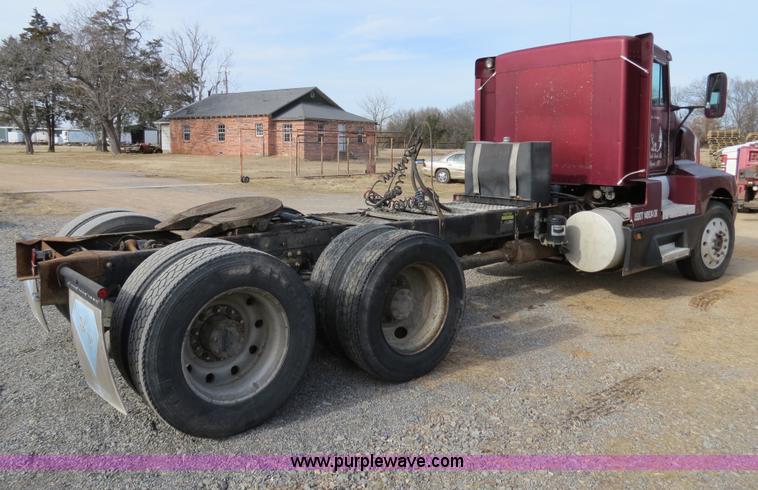 image for item B4866 1992 Kenworth T600 semi truck