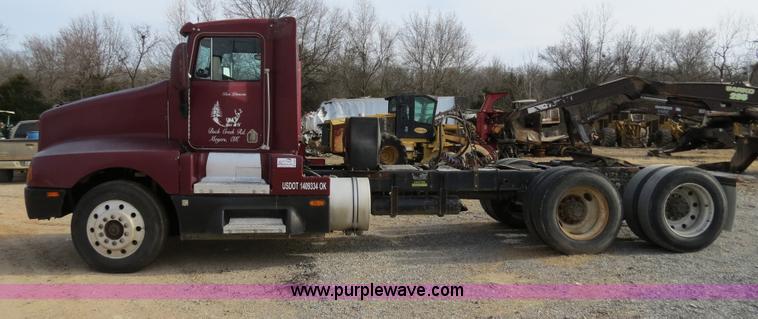 image for item B4866 1992 Kenworth T600 semi truck