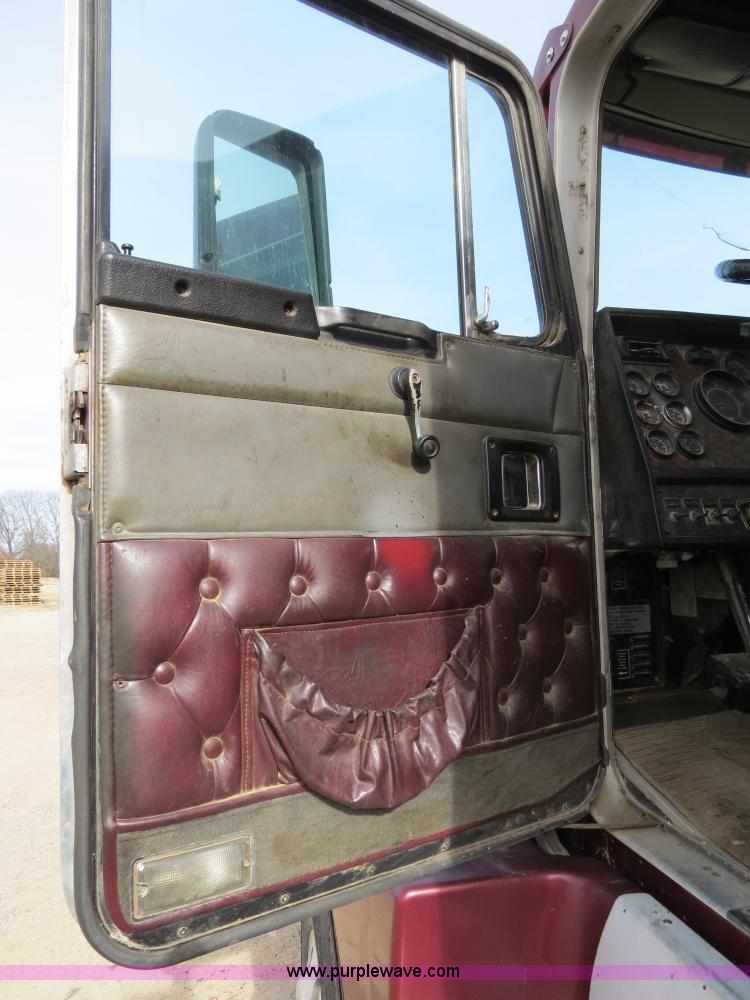 image for item B4866 1992 Kenworth T600 semi truck