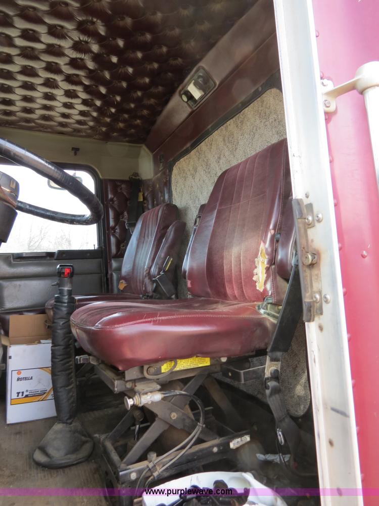 image for item B4866 1992 Kenworth T600 semi truck