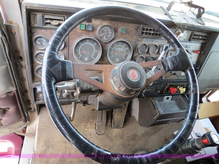 image for item B4866 1992 Kenworth T600 semi truck