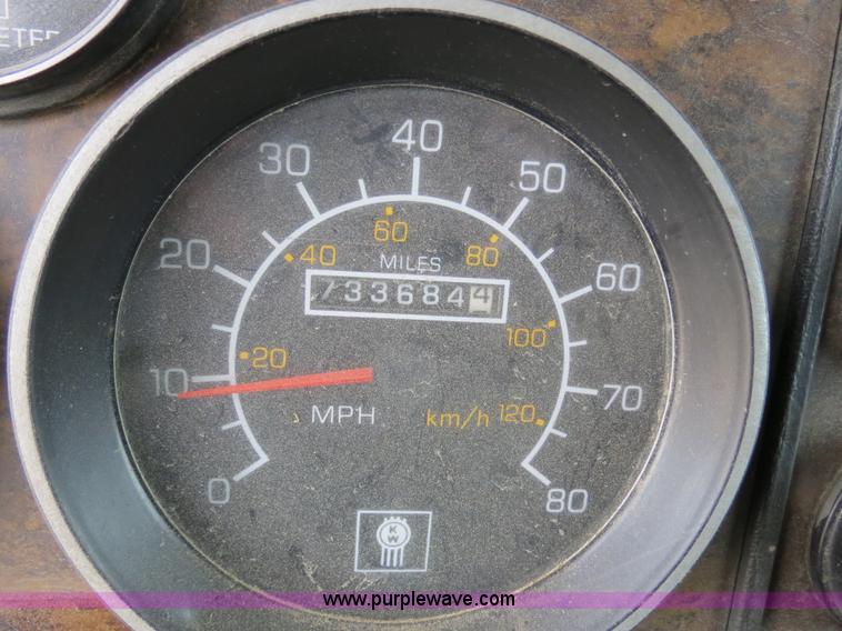 image for item B4866 1992 Kenworth T600 semi truck