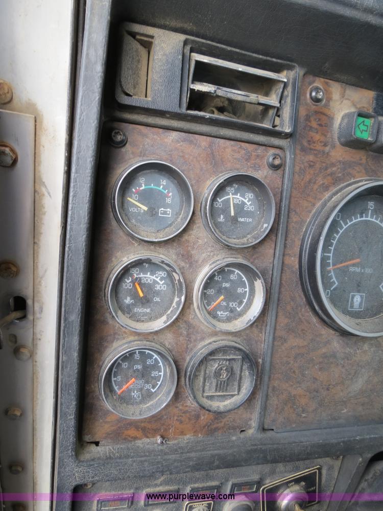 image for item B4866 1992 Kenworth T600 semi truck