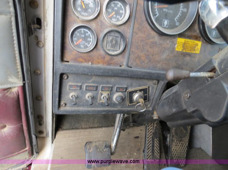 image for item B4866 1992 Kenworth T600 semi truck