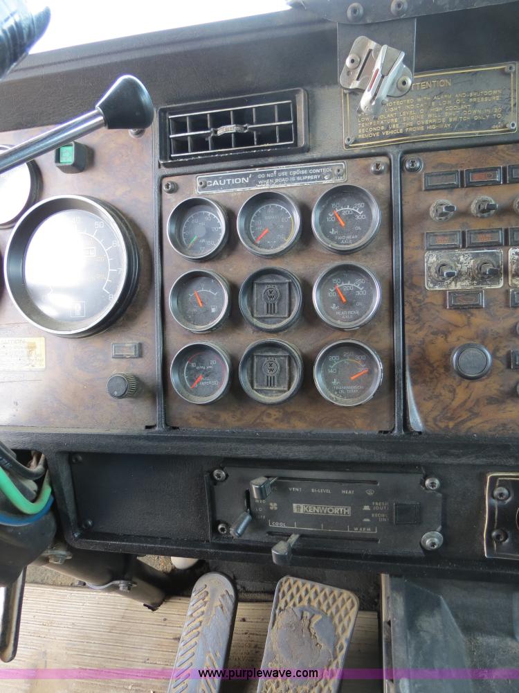 image for item B4866 1992 Kenworth T600 semi truck