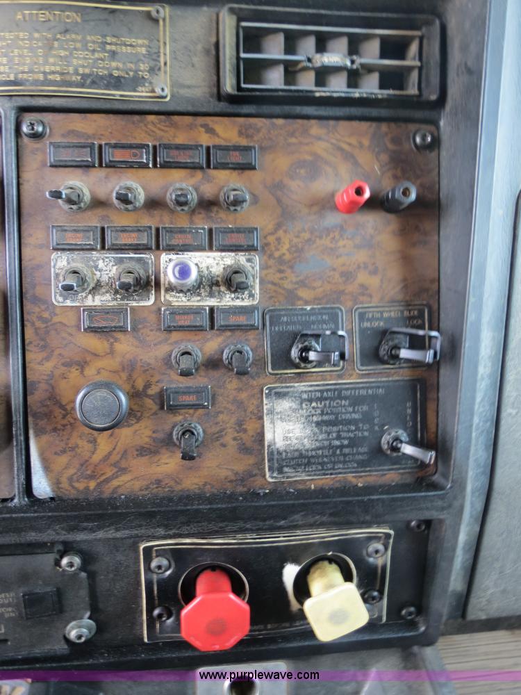 image for item B4866 1992 Kenworth T600 semi truck