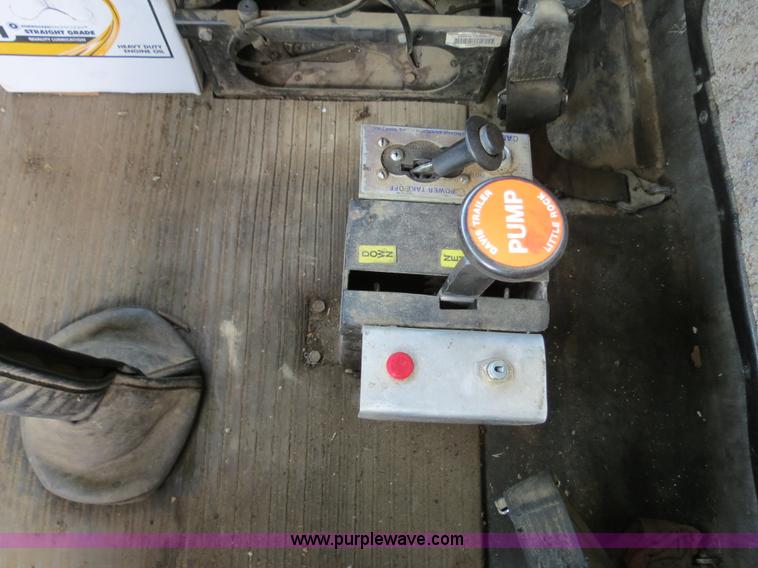 image for item B4866 1992 Kenworth T600 semi truck