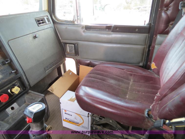 image for item B4866 1992 Kenworth T600 semi truck