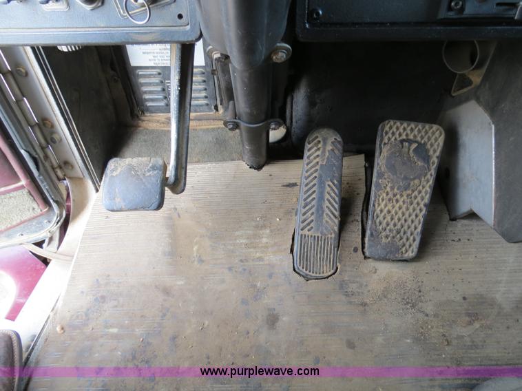 image for item B4866 1992 Kenworth T600 semi truck