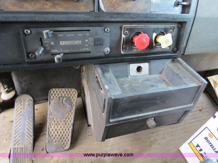 image for item B4866 1992 Kenworth T600 semi truck