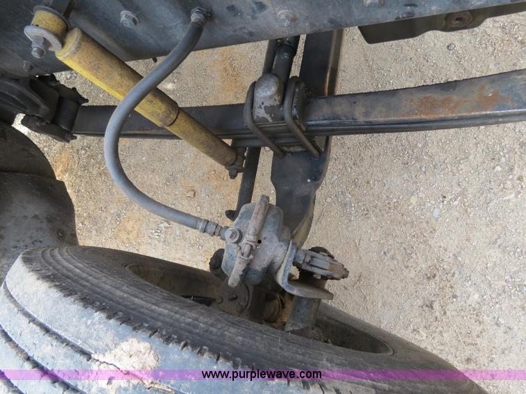 image for item B4866 1992 Kenworth T600 semi truck