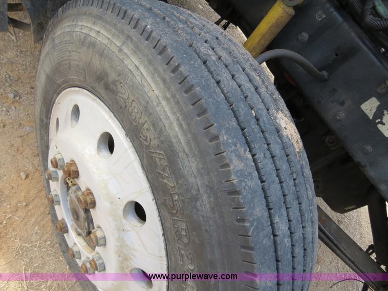 image for item B4866 1992 Kenworth T600 semi truck