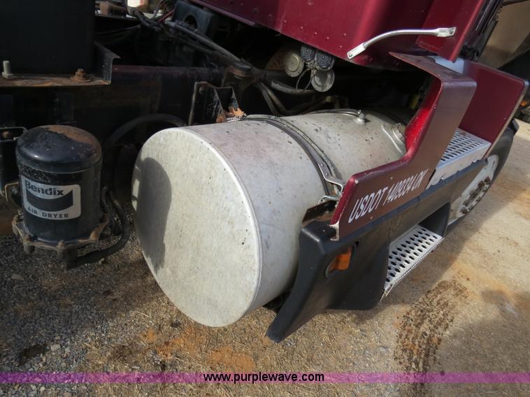 image for item B4866 1992 Kenworth T600 semi truck