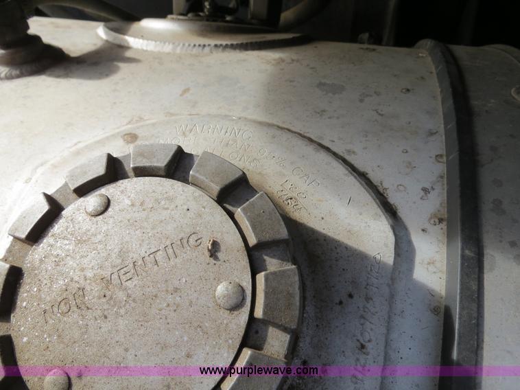 image for item B4866 1992 Kenworth T600 semi truck