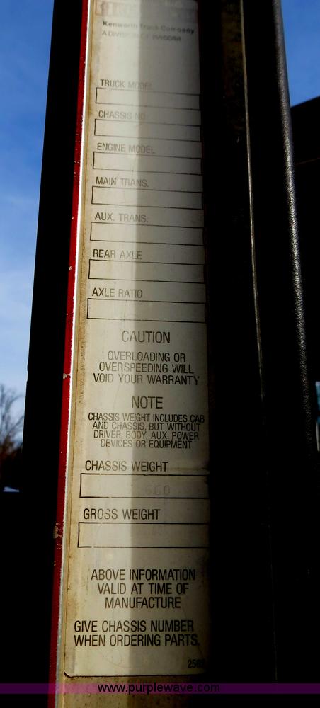 image for item B4866 1992 Kenworth T600 semi truck