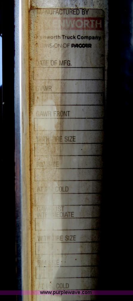 image for item B4866 1992 Kenworth T600 semi truck