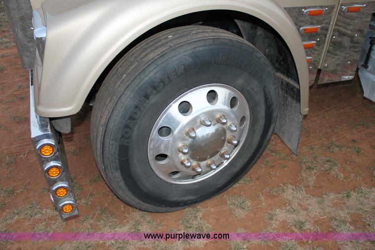 image for item C3760 1998 Freightliner FLD semi truck