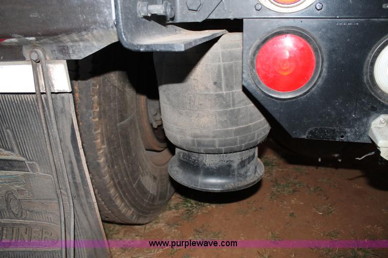 image for item C3760 1998 Freightliner FLD semi truck