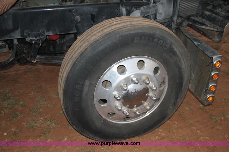 image for item C3760 1998 Freightliner FLD semi truck