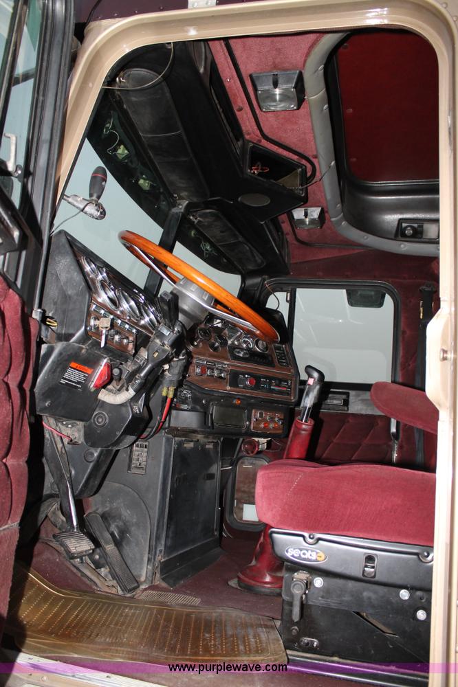 image for item C3760 1998 Freightliner FLD semi truck