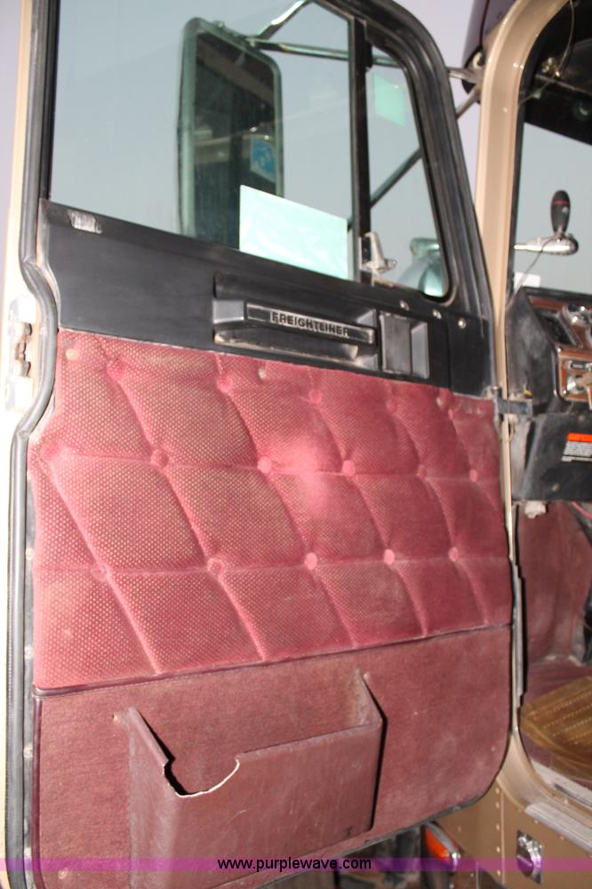 image for item C3760 1998 Freightliner FLD semi truck